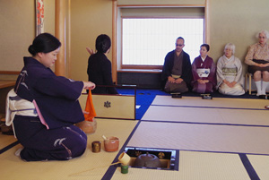 学芸員の解説をききながら間近で観る琳派作品は圧巻 特別鑑賞会 神坂雪佳 楓紅葉図 茶室 古香庵 京都 細見美術館