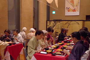 お食事はテラスに生けられた紅葉を眺めながら 特別鑑賞会 神坂雪佳 楓紅葉図 茶室 古香庵 京都 細見美術館