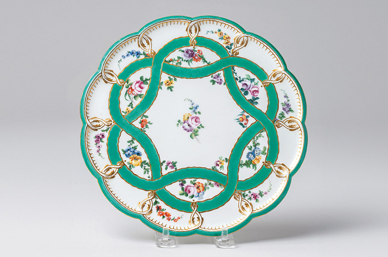 色絵金彩花文台付皿 妃たちのオーダーメイド セーヴル フランス宮廷の磁器 -マダム・ポンパドゥール、マリー=アントワネット、マリー=ルイーズの愛した名窯- 細見美術館 京都