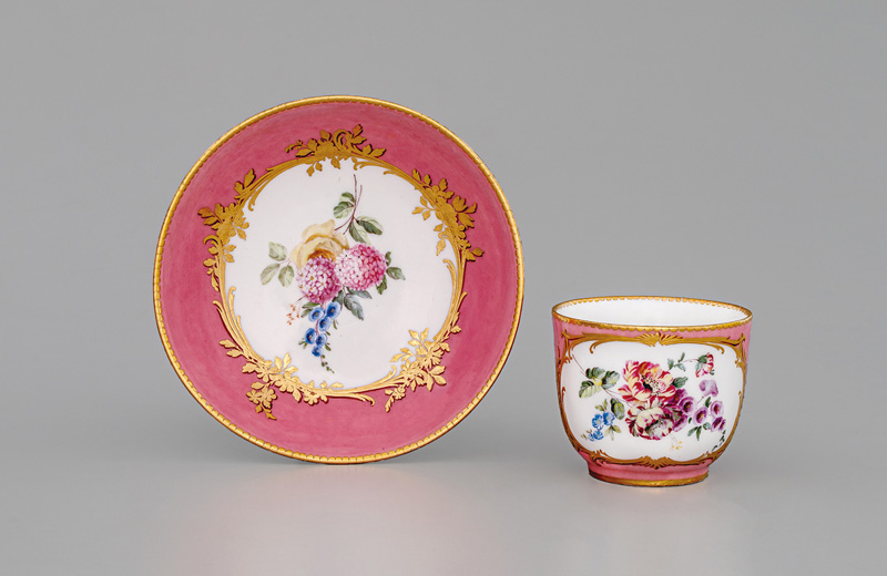 淡紅地色絵金彩花文カップ&ソーサー 妃たちのオーダーメイド セーヴル フランス宮廷の磁器 -マダム・ポンパドゥール、マリー=アントワネット、マリー=ルイーズの愛した名窯- 細見美術館 京都