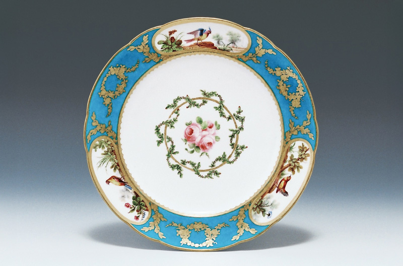 ⻘地色絵金彩鳥図皿 妃たちのオーダーメイド セーヴル フランス宮廷の磁器 -マダム・ポンパドゥール、マリー=アントワネット、マリー=ルイーズの愛した名窯- 細見美術館 京都