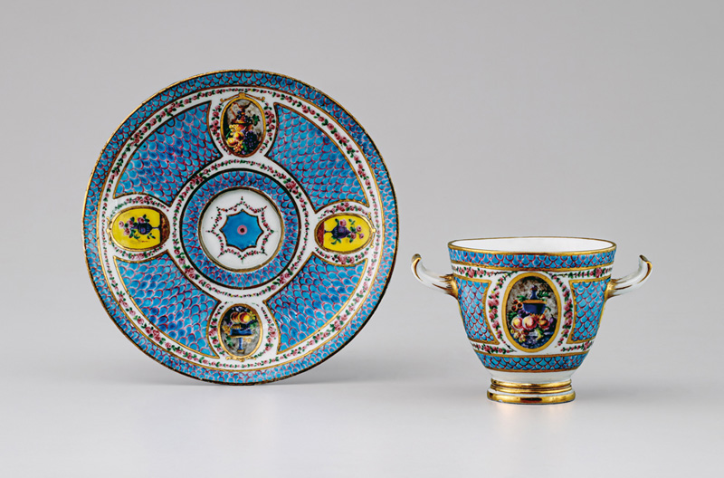 ⻘地色絵金彩花果文カップ&ソーサー 妃たちのオーダーメイド セーヴル フランス宮廷の磁器 -マダム・ポンパドゥール、マリー=アントワネット、マリー=ルイーズの愛した名窯- 細見美術館 京都